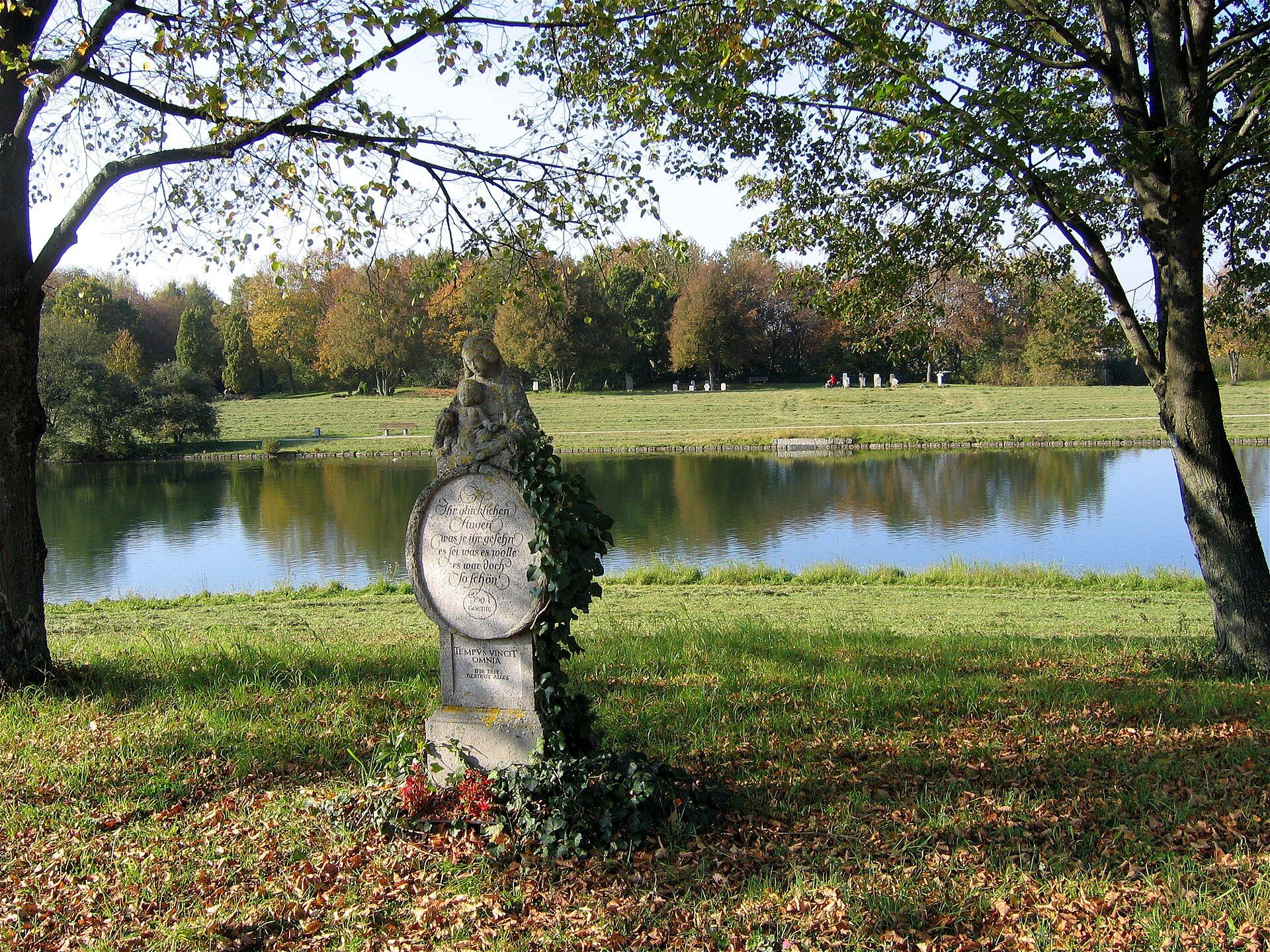See mit Baumbestand und Grabfeldern im Neuen Südfriedhof München