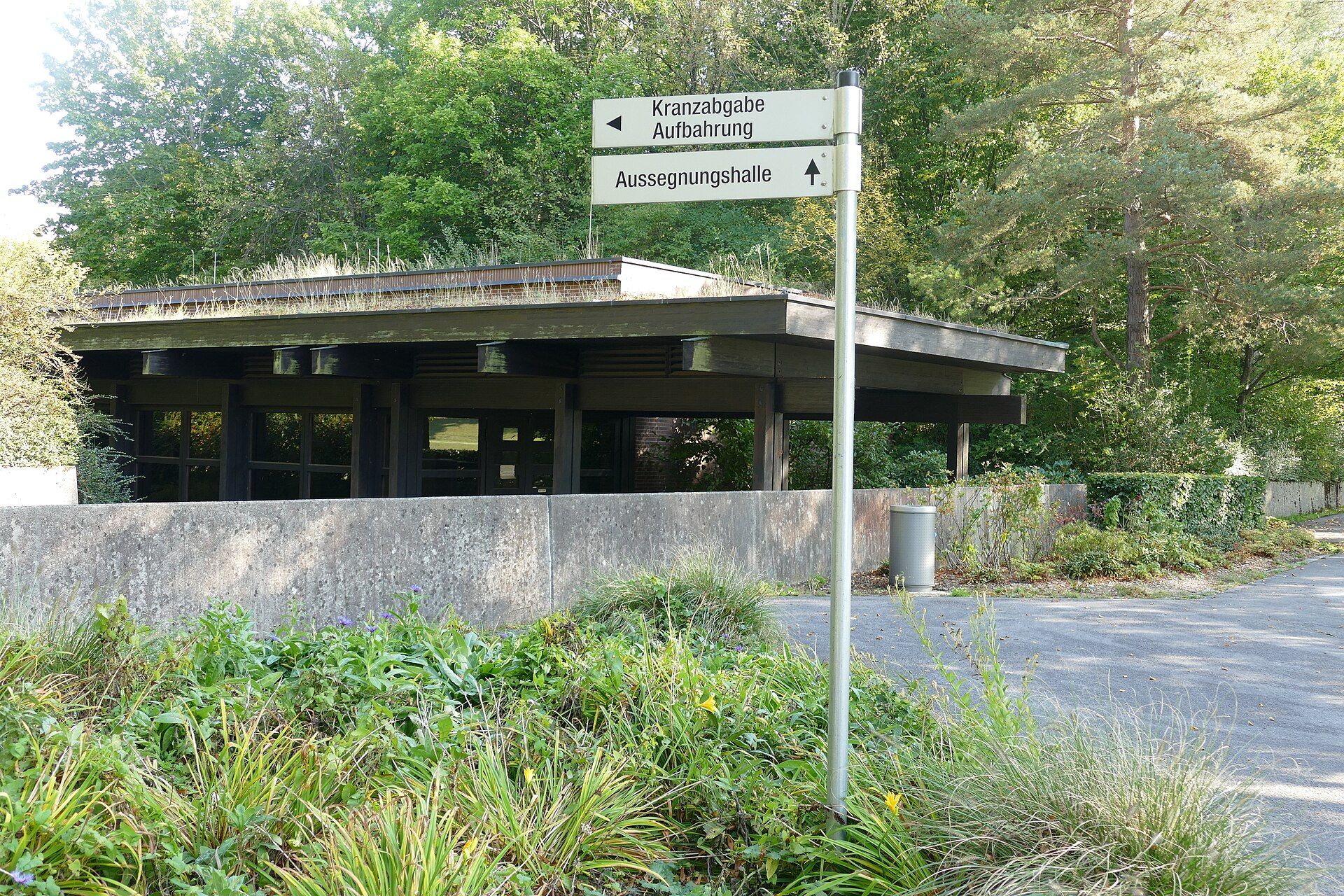 Moderne Aussegnungshalle auf dem Neuen Südfriedhof München